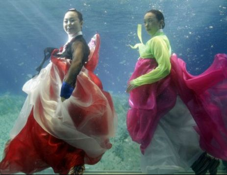 韓国・ソウルの水中ファッションショー 韓国・ソウルの水中ファッションショー