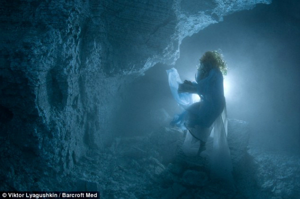水温5 ロシアの水中洞窟を泳ぐ 幻想的な女性フリーダイバー ダイビングと海の総合サイト オーシャナ