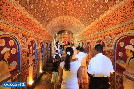 スリランカの古都キャンディの仏歯寺への入り口（撮影：越智隆治）