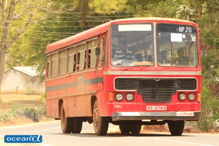 スリランカの幹線バス（撮影：越智隆治）