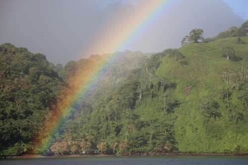 ココ島の虹（撮影：鍵井靖章）