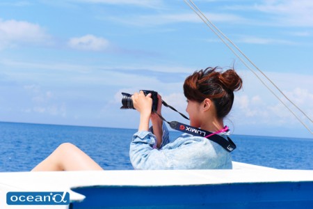 セブ島のボートとカメラ女子ダイバー（撮影：越智隆治）