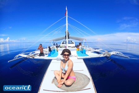 セブ島のボートでのカメラ女子ダイバー（撮影：越智隆治）