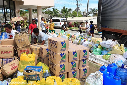 セブ島からレイテ島への救援物資の運び込み（撮影：越智隆治）