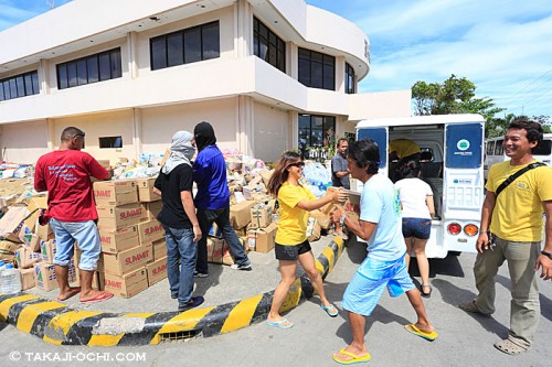 フィリピンでの物資援助活動