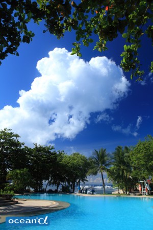 ホワイトサンズのプールサイドの奥に広がる青空と雲（撮影：越智隆治）