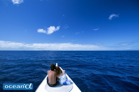 セブ島の青い海とバンカーボート（撮影：高砂淳二）