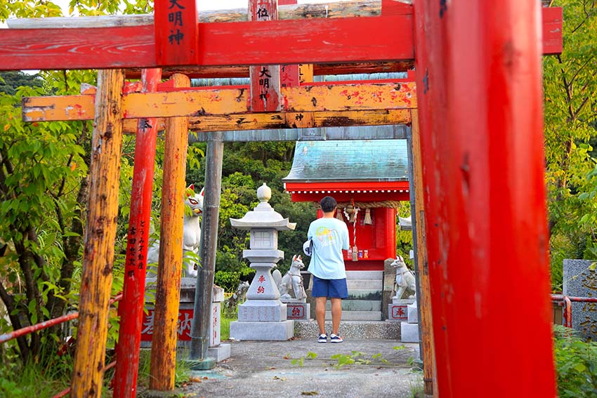 赤い鳥居が連なる遠見山稲荷神社