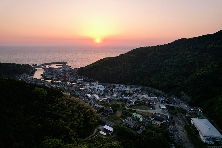 温泉宿が並ぶ下田温泉街と夕日