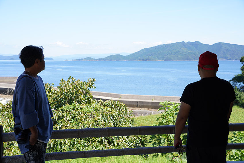 蔵の前に広がる畑を見る鍵井さんと平下さん