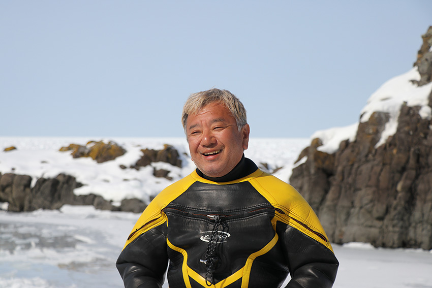 ダイビングポイントへと向かう船