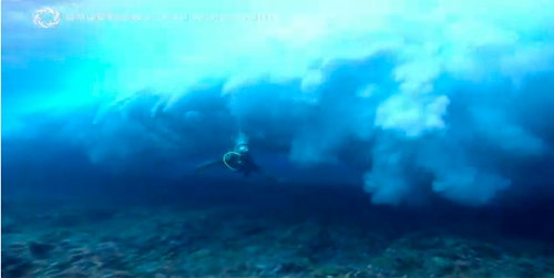 サーフィンするような荒波の下をダイビングで潜るとどうなるかという動画 ダイビングと海の総合サイト オーシャナ