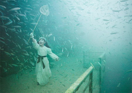 沈船が舞台の幻想的な写真 展示しているのはなんと水深28メートル ダイビングと海の総合サイト オーシャナ