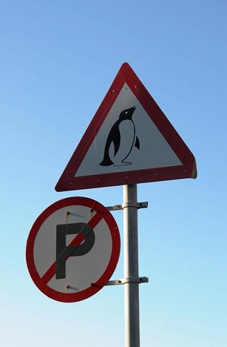 南アフリカの「ペンギン注意」の標識