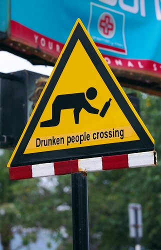 タイの「酔っ払い注意」の標識