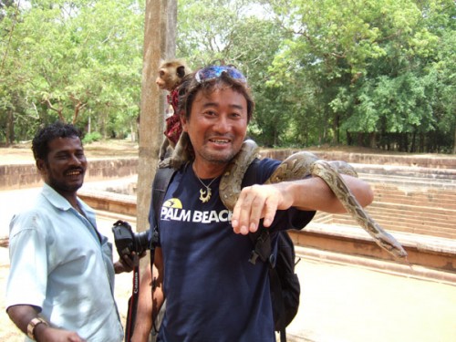 スリランカでヘビに絡まれ猿に乗られる越智隆治