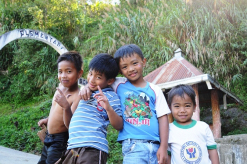 フィリピン、バナウエの小学生たち