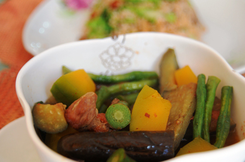 ルソン島北部の名物料理、野菜と豚肉をエビの塩辛のピナクベット