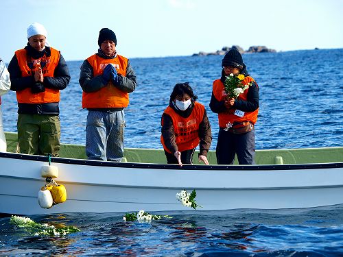 ダイバーたちはボートで沖まで出て献花