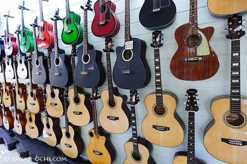 セブ島のギター屋（撮影：越智隆治）