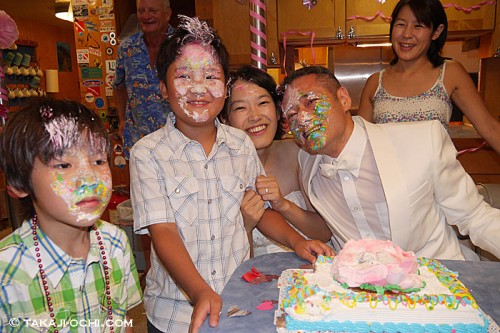 式の後のパーティーでは、二人と息子たちがケーキに顔を突っ込み、こんな感じに