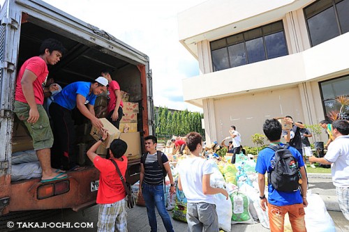 セブ島からレイテ島への救援物資の運び込み（撮影：越智隆治）