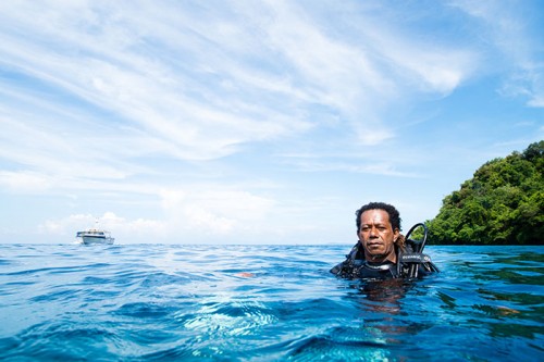 パプアニューギニアのダイビングガイド（撮影：岡田裕介）