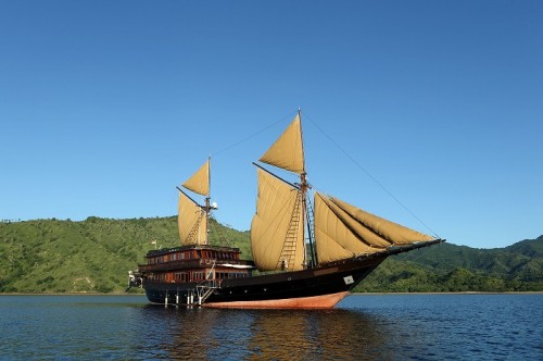 アリラ・プルナマの帆船クルーズ
