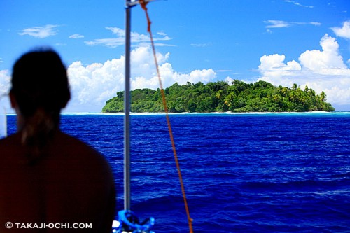 マーシャルのボートと青い海と島（撮影：越智隆治）
