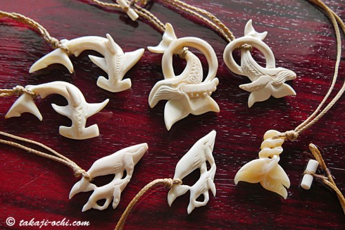 トンガのクジラの骨や歯で作ったネックレス（撮影：越智隆治）