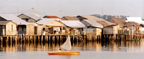 インドネシア・リアウ諸島のマレー式水上集落の水上家屋