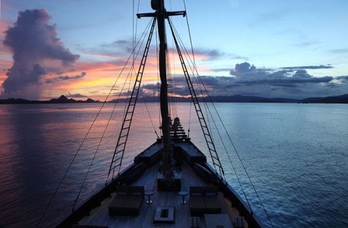 コモドのアリラグループのクルーズ船「プルナマ」