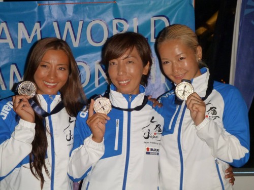 2014年フリーダイビング世界大会で銀メダルを獲得した人魚ジャパン