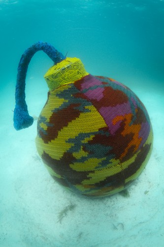 水中で編み物（クローシェ編み）をするダイバー