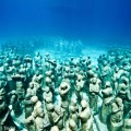 海とサンゴ礁保護のために水中に彫刻を展示するイギリス人アーティスト