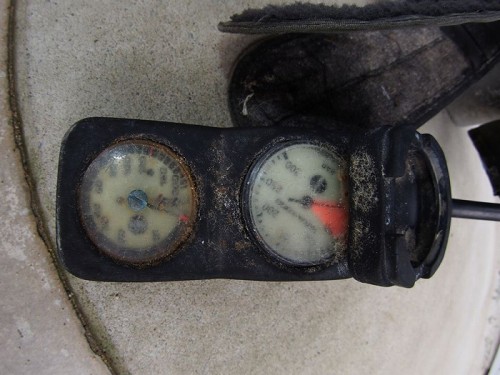 鳥取県に漂着した謎の器材の残圧計と水深計（撮影：山崎英治）