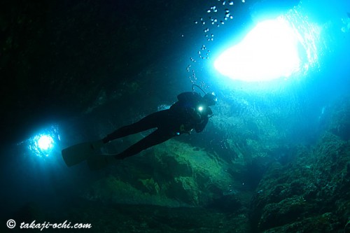 青と緑の洞窟（撮影：越智隆治）