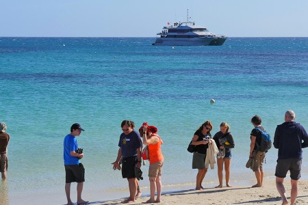 リザード島のビーチで、スポイルスポート号からの送迎ボートを待つ