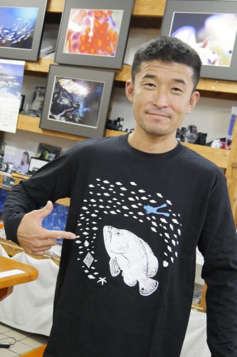 串本町観光協会で販売されている「串本長袖Tシャツ」のプリントはアザハタ