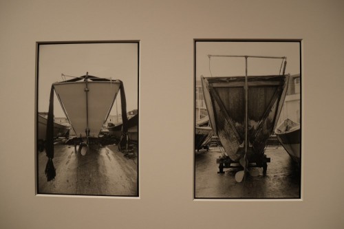 グラスファイバー船（左）と木造船（右）のサバニの比較写真