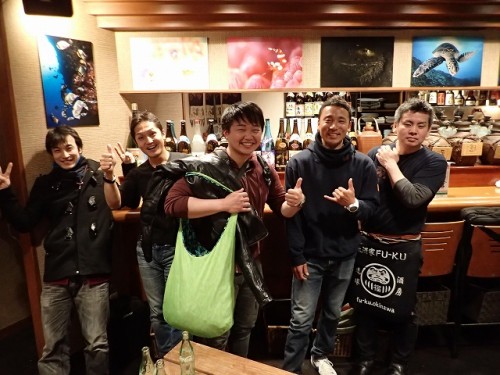 向かって左から、堀口さん、小金沢さん、新井さん、古賀さん、そして、会場となった「Fu-Ku」オーナー