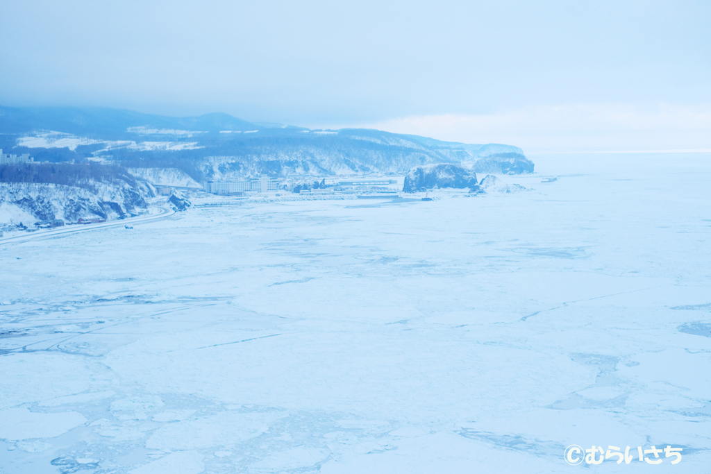 おすすめの陸の風景―プユニ岬からのウトロの街と流氷―