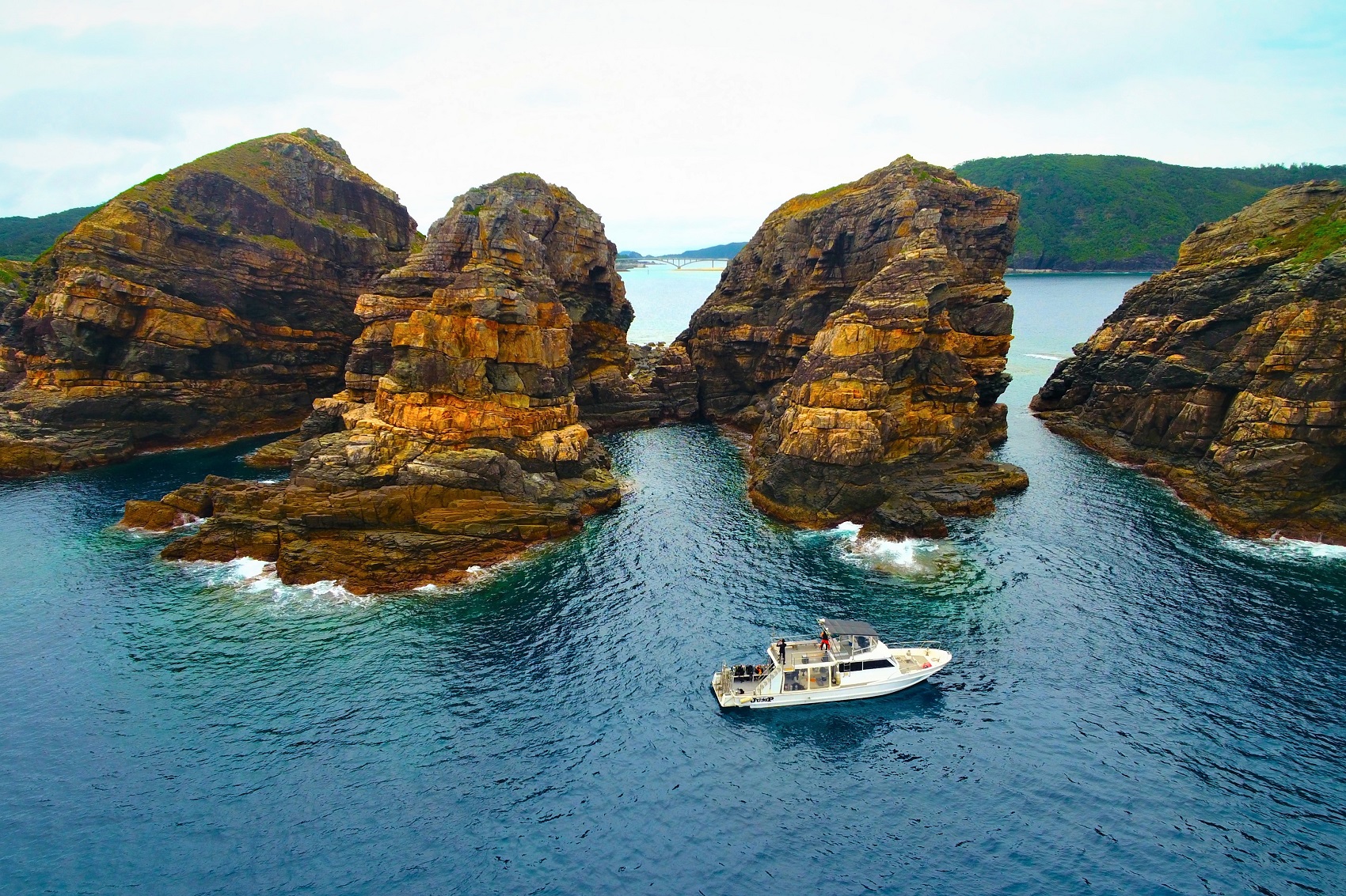 <p>ダイビングの途中で見ることができるサクバル奇岩帯。阿嘉島の地層から歴史を確認できる</p>

