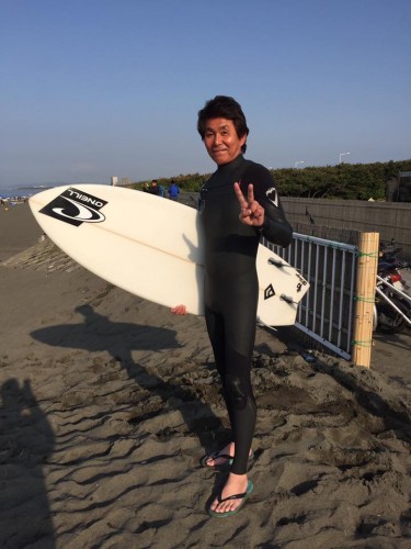 秋山さん自身もサーフィンを楽しむ