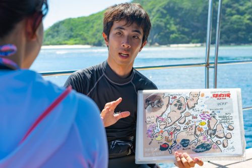 マップを使って丁寧にブリーフィングをする松本さん