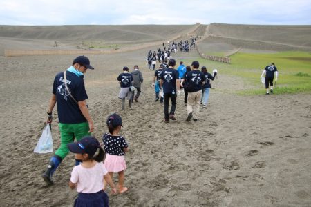 静岡県浜松市の中田島砂丘での清掃活動の様子（2019年6月）