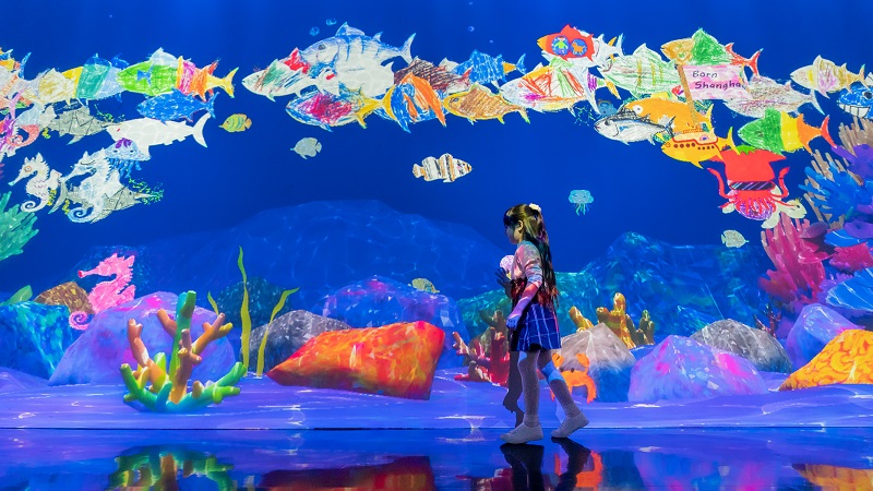 世界のアート集団チームラボによる作品『世界とつながったお絵かき水族館』