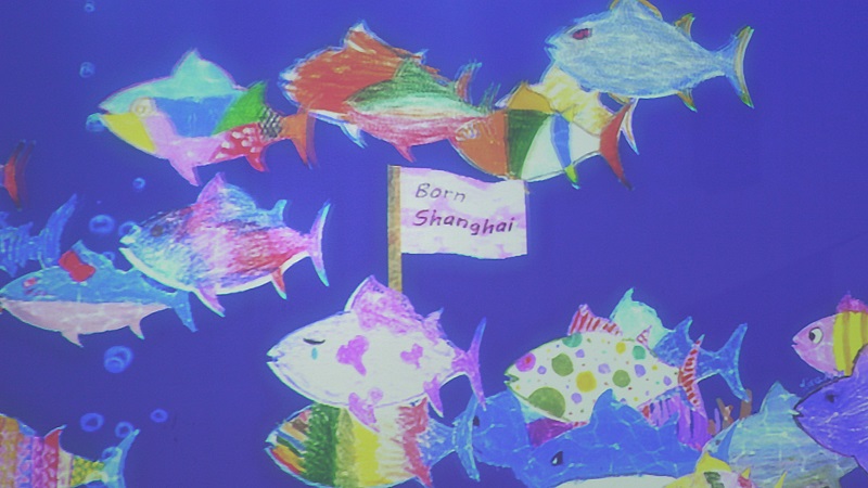 世界のアート集団チームラボによる作品『世界とつながったお絵かき水族館』