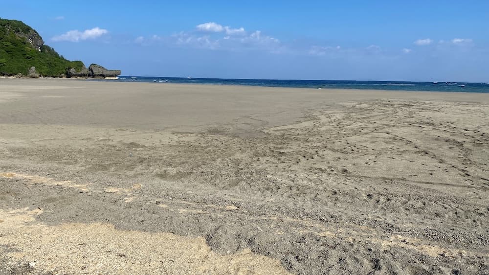 沖縄本島のマリブビーチでは、辺り一面に軽石が漂着。すっかりビーチの景観も、色も変わってしまっている（10月29日撮影）