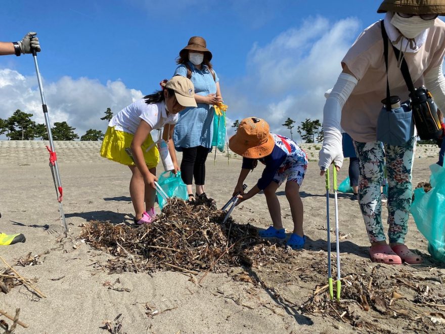 大人から子どもまで、一緒に砂浜清掃を行う